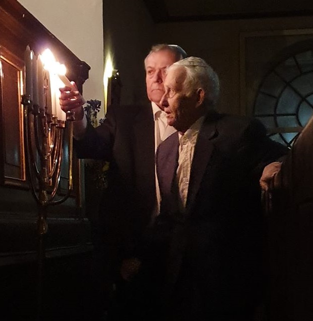 Stark och berörande minnesstund i fullsatt synagoga